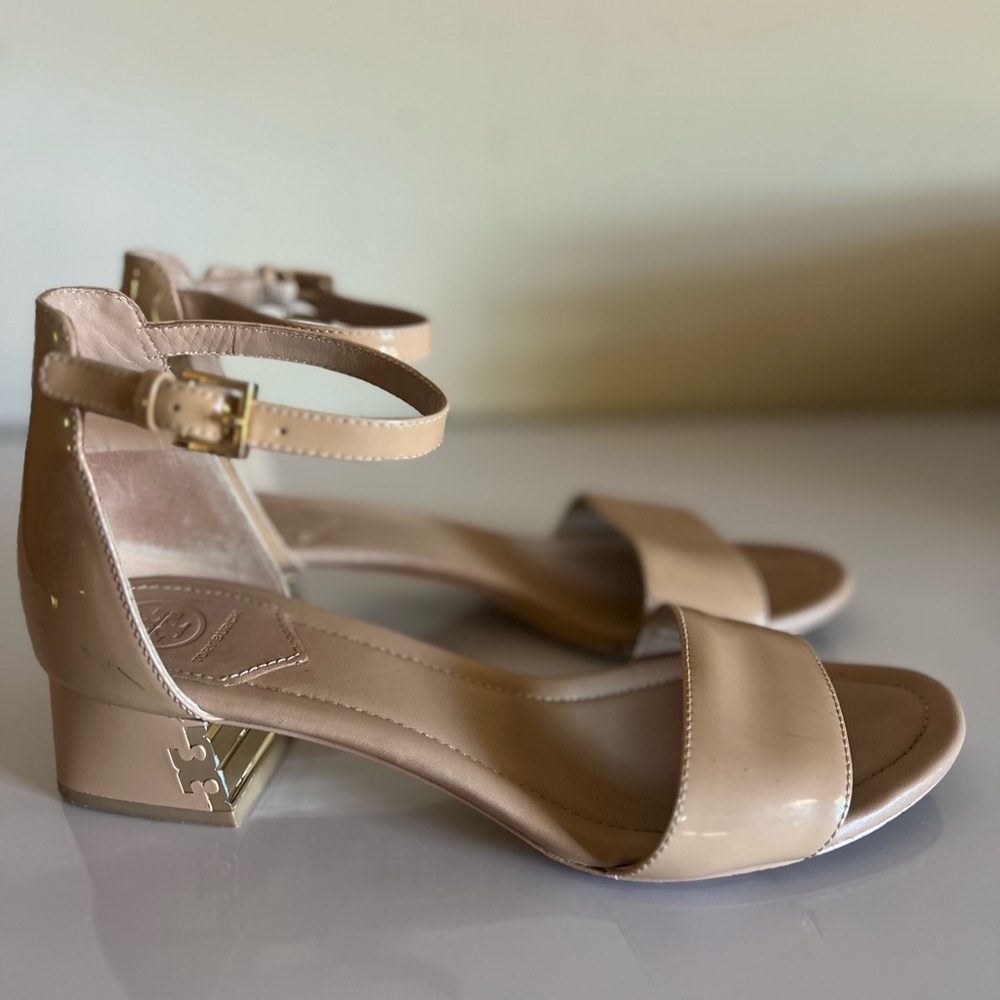 Tory Burch Women’s Beige Patent Leather Finley Sandals Size: 9 1/2M